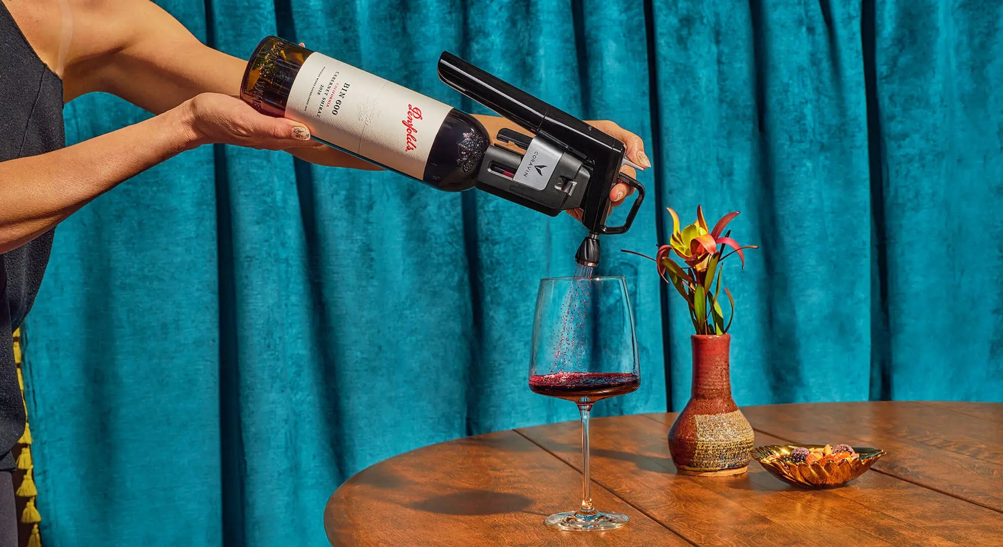 Versare il vino senza tirare il tappo con Coravin Timeless.